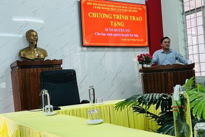 Doanh nhân CCB – TP- Hồ Chí Minh trao tặng cho Các em học sinh nghèo huyện Ea Súp.