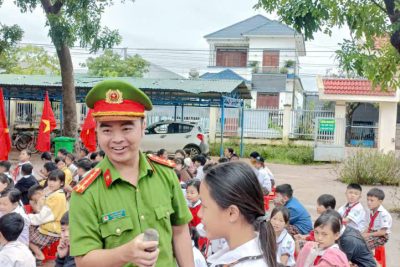 LIÊN ĐỘI TRƯỜNG TH TRẦN QUỐC TOẢN PHỐI HỢP CÙNG CÔNG AN XÃ YA TỜ MỐT TUYÊN TRUYỀN PHÁP LUẬT TRƯỜNG HỌC, ATGT ĐƯỜNG BỘ, PCCC